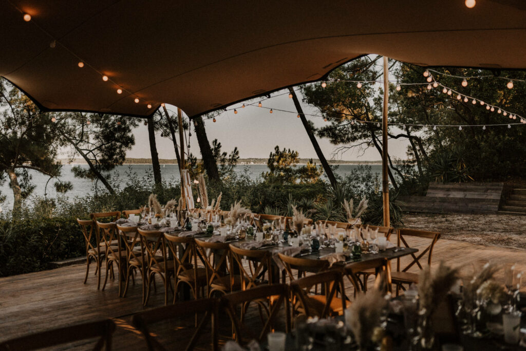 Votre jour J, notre mission Vous avez tout organisé, il ne vous reste plus qu’à vivre pleinement ce moment. Nous prenons le relais pour orchestrer chaque détail avec rigueur et discrétion. Cette prestation comprend : Un rendez-vous préparatoire pour cadrer vos besoins et votre planning Présence la veille pour la mise en place et les derniers ajustements Accueil des invités le jour J Coordination des prestataires Gestion du timing et des imprévus